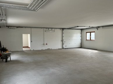 Hallenausschnitt mit Rolltor